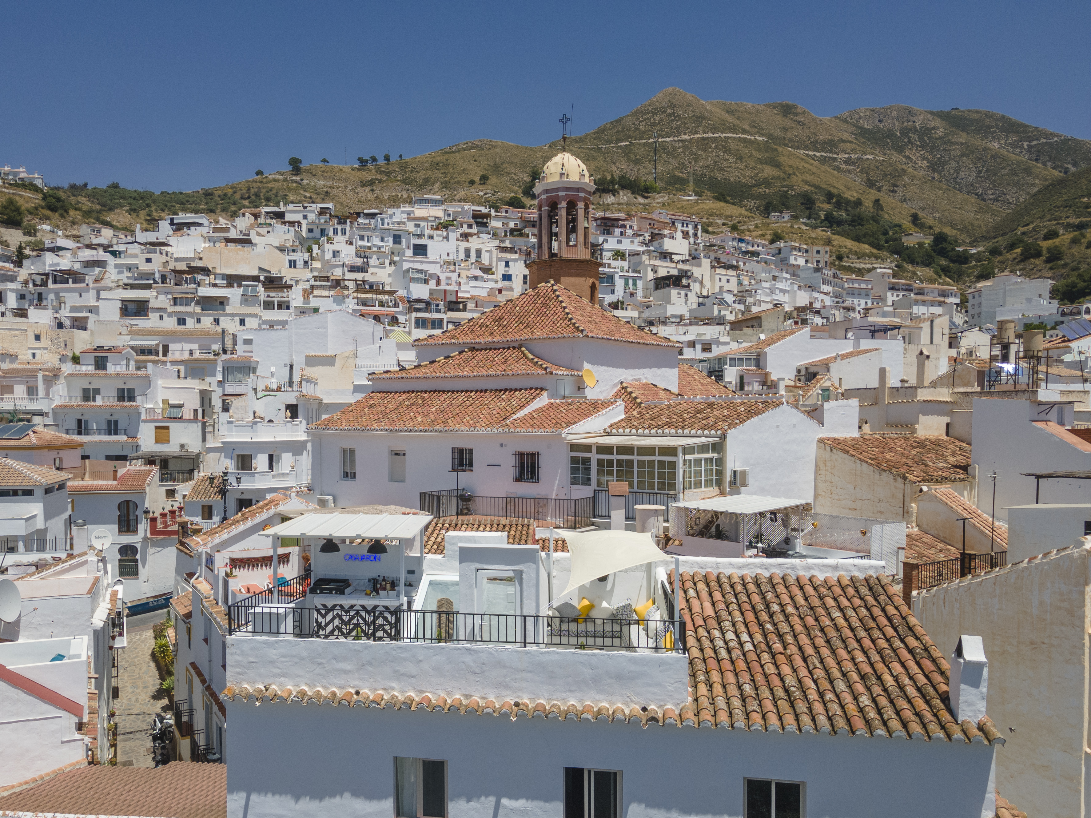 The plaza of Cómpeta from above.
