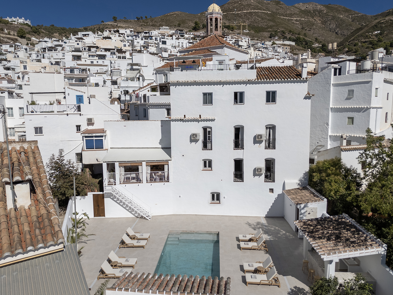The garden terrace at Casa Jardín set for breakfast.